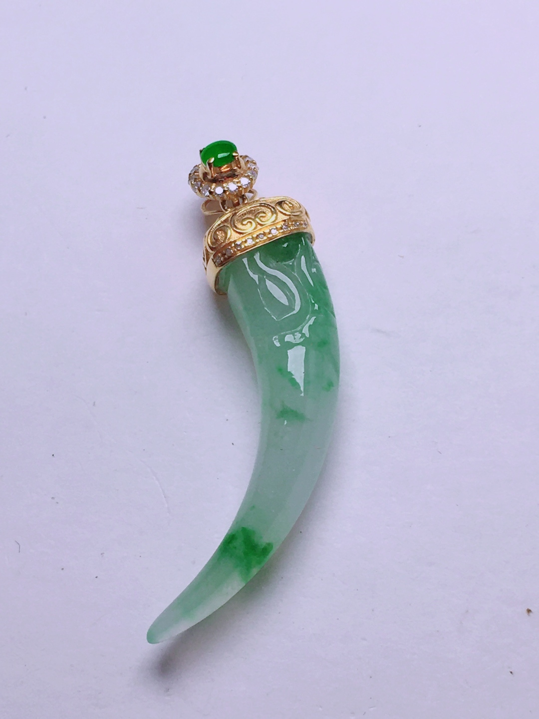 ️高冰绿狼牙吊坠，晶莹剔透，新颖时尚，无裂，38.6-7-6