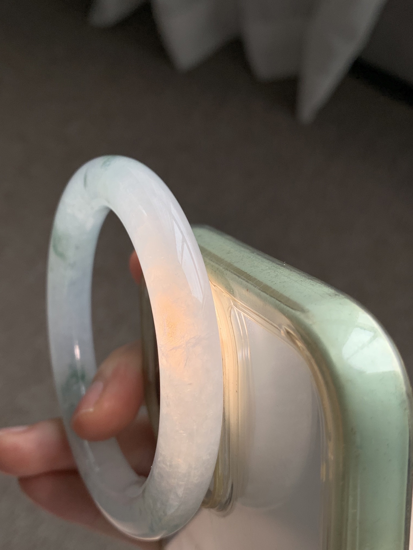 圆条54 55【圈口】55/10/10.2【编码】C5072058【描述】糯冰飘花，水润，种老，细腻，打灯有絮线