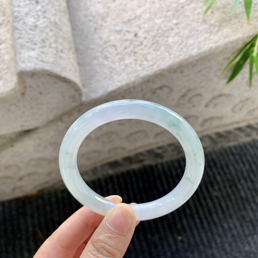圆条53 54【圈口】54.8/8.5/8.8【编码】Q5072077【描述】糯冰飘花，水润，种老，细腻，打灯有絮线