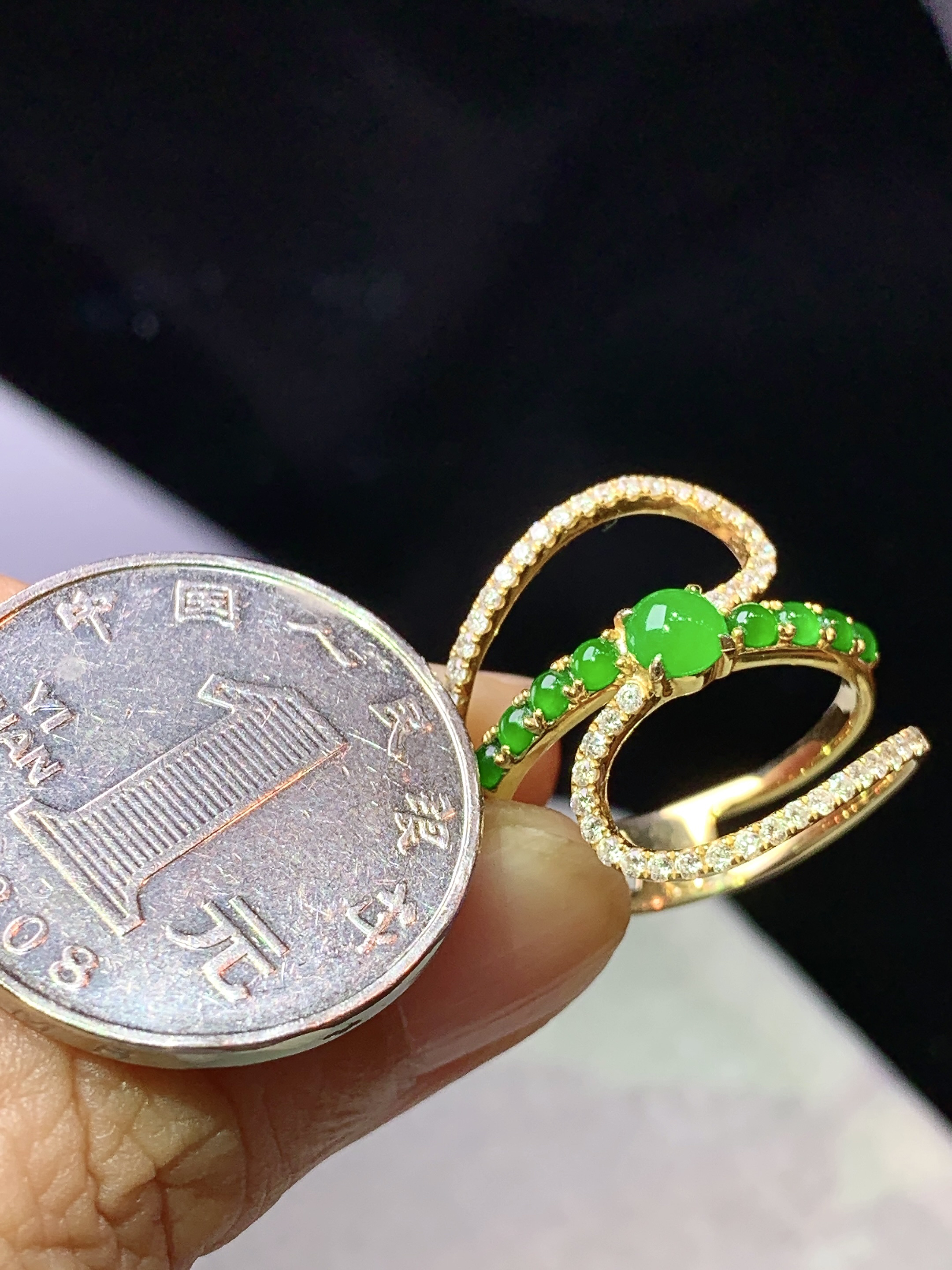18k金钻镶嵌冰阳绿蛋面戒指 玉质细腻 色泽艳丽清新 水润亮眼 圈口14  裸石尺寸4.5*4*2 m7