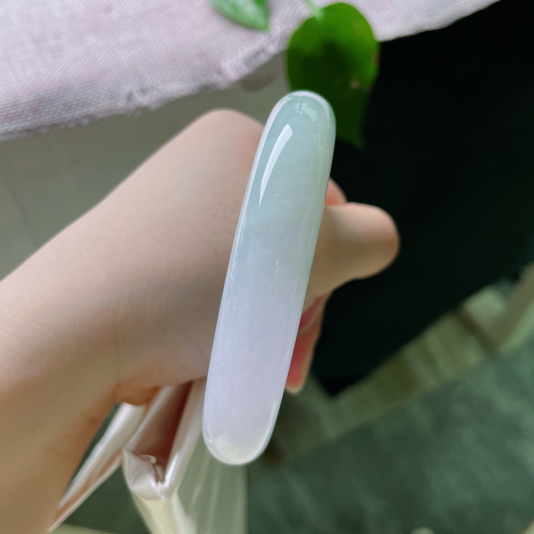 56/12.8/9.6，飘花正圈，无裂，淡紫绕半，翠影随行，天然飘花肆意舒展，清浅绿意点缀腕间，恬淡素雅，温柔恰到好处。ss56490a