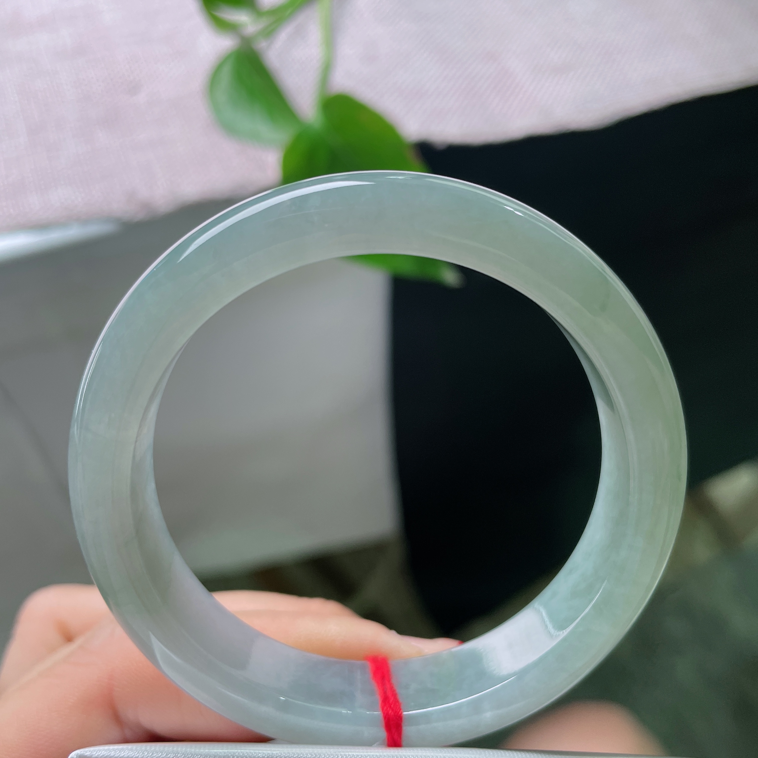 53/12/7.8，绿底正圈，无裂，种质老熟牢靠，质地紧实，越戴越油亮通透。ss56523a