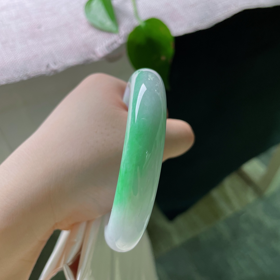 54.8/12.5/8.6，春彩正圈，无裂，淡紫为底，翠色流光，一抹鲜绿悄然铺展镯身。紫与翠天然相映，盈盈一镯，将春日色彩凝于腕间。ss56453a