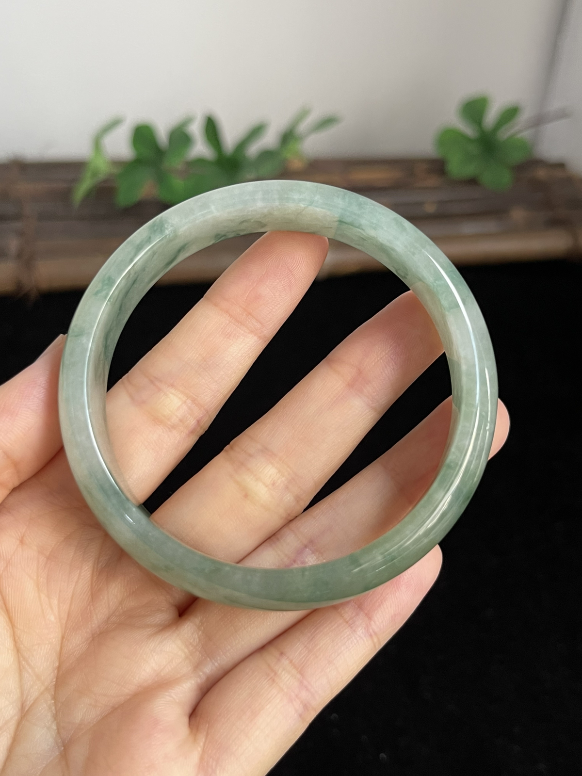 正圈57圈口，翡翠冰糯种飘绿手镯