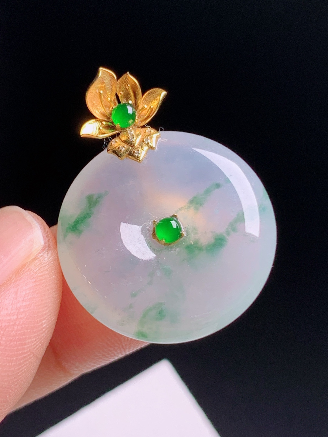 冰飘花平安扣吊坠，玉质细腻柔光满溢，花色飘逸灵动