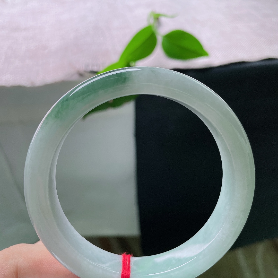 58.2/12.8/8.7，油绿正圈，无裂，种水柔和水润，渐变绿意清雅悠然。ss56000a