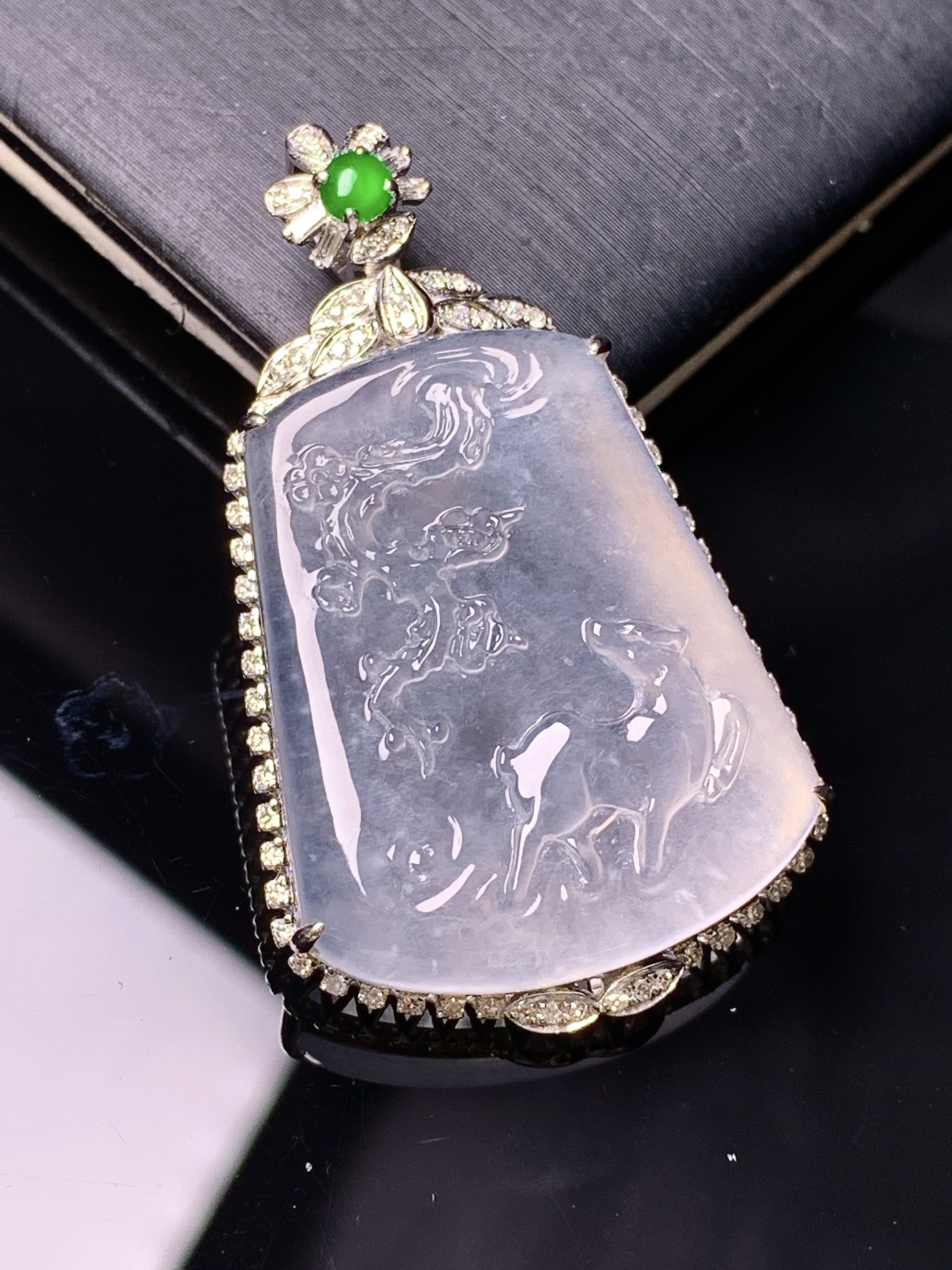 18k金钻镶嵌冰种梅花鹿吊坠 玉质细腻 色泽艳丽清新 水润亮眼 整体尺寸39.5*23.6*7.2 m7