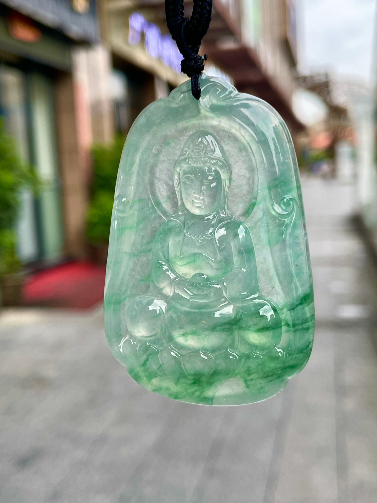 【冰种飘绿观音】雕刻的很可爱，种地非常好，细腻致密程度很高，纯净无瑕，冰感十足。
