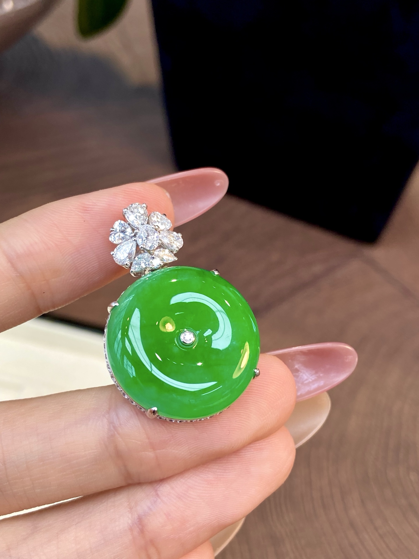 高冰种阳绿平安扣吊坠，品质够顶，显贵显气质的轻奢感，是低调的精致，也是不动声色的好品味：32.8-22.1-10.3，裸石：22.1-10.6mm，无裂