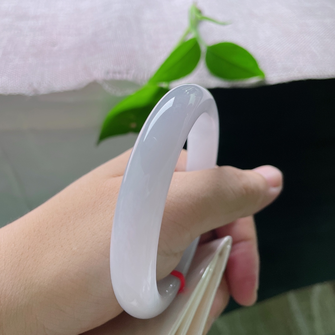 57.7/11.5/8.3，紫底正圈，凝一汪紫玉烟霞，绕一寸清瘦腕骨，淡紫氤氲，温润藏风雅，一点棉线，ss56486a