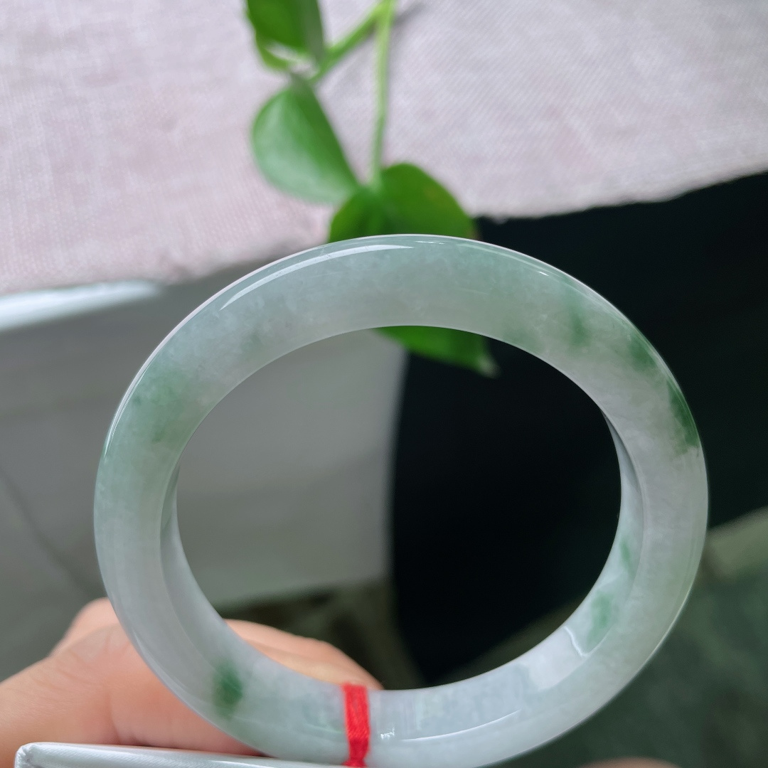 55.3/10.3/8.4，飘花正圈，有裂，冰玉凝白，碎花零星，清润种质衬点点绿意，素雅干净，腕间一抹温柔清风。ss56096a
