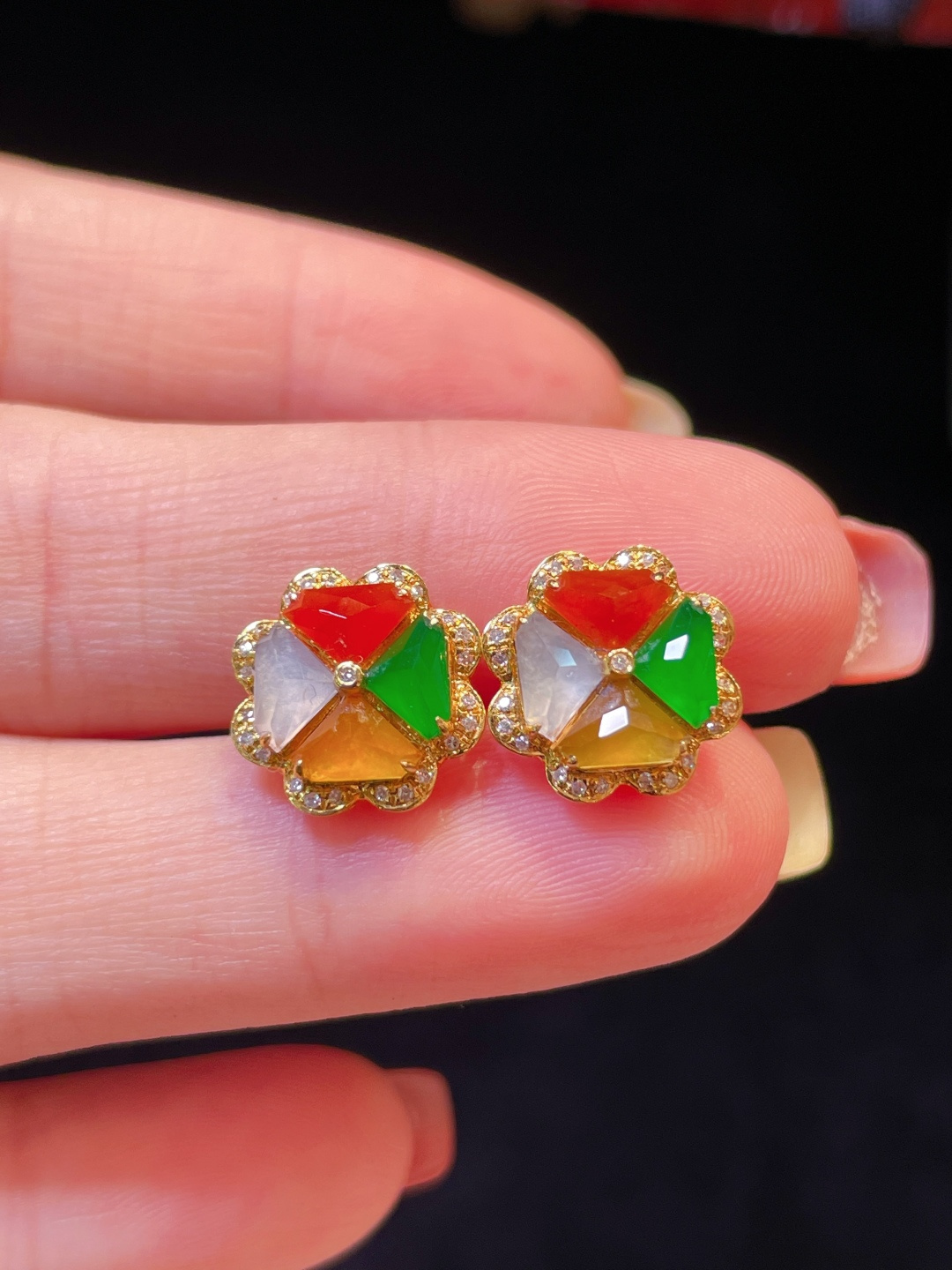 ️ 翡翠A货 四叶草耳环 耳钉 阳绿满色，料子冰润细腻，种老起光，18k金镶真钻，上身佩戴效果很好