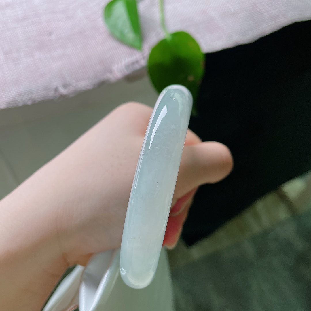 55.7/11.6/8.6，冰底正圈，无裂，种老，有点棉，水头十足通透清亮，镯身流转盈盈柔光。ss56308a