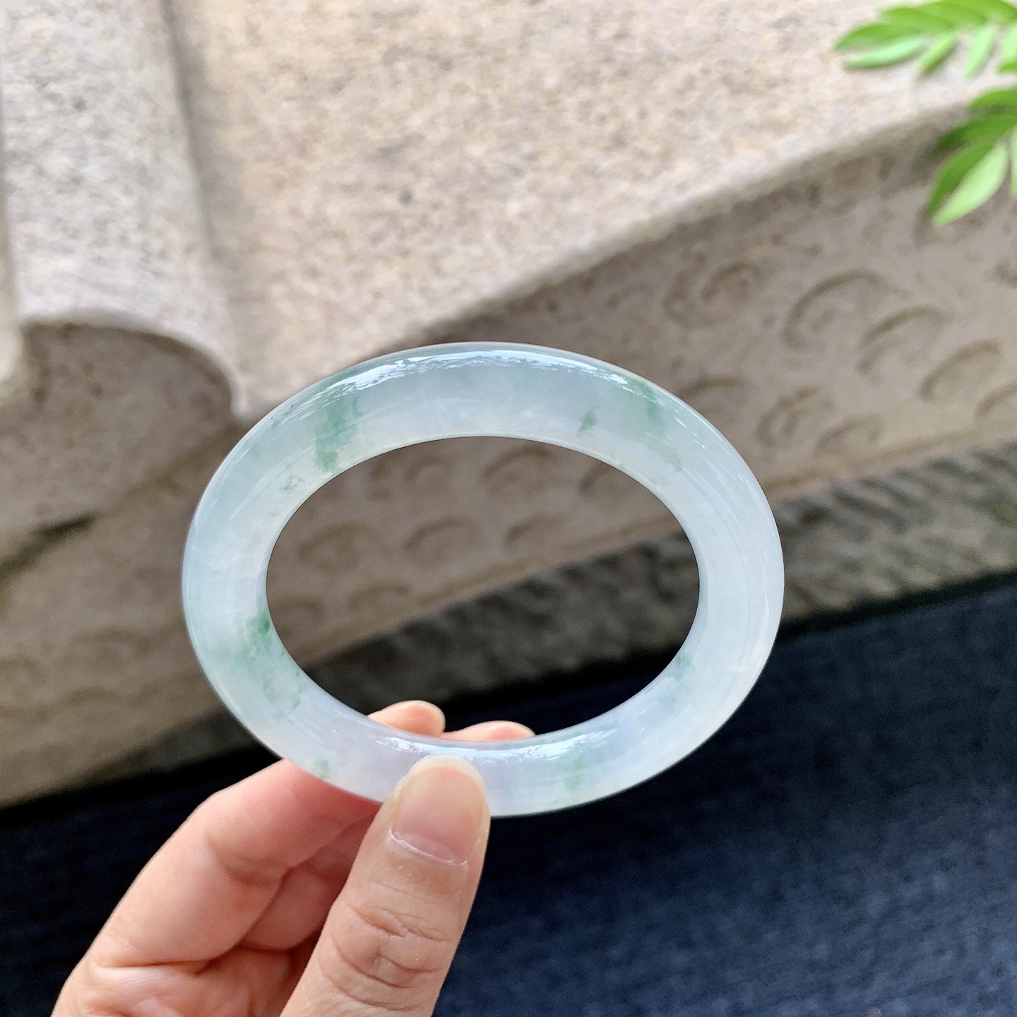 圆条54 55【圈口】55/10/10.2【编码】C5072058【描述】糯冰飘花，水润，种老，细腻，打灯有絮线