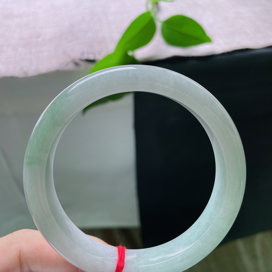 58.2/12.3/8.8，油绿正圈，无裂，白底温润细腻，一截飘花如云起青山。ss55993a