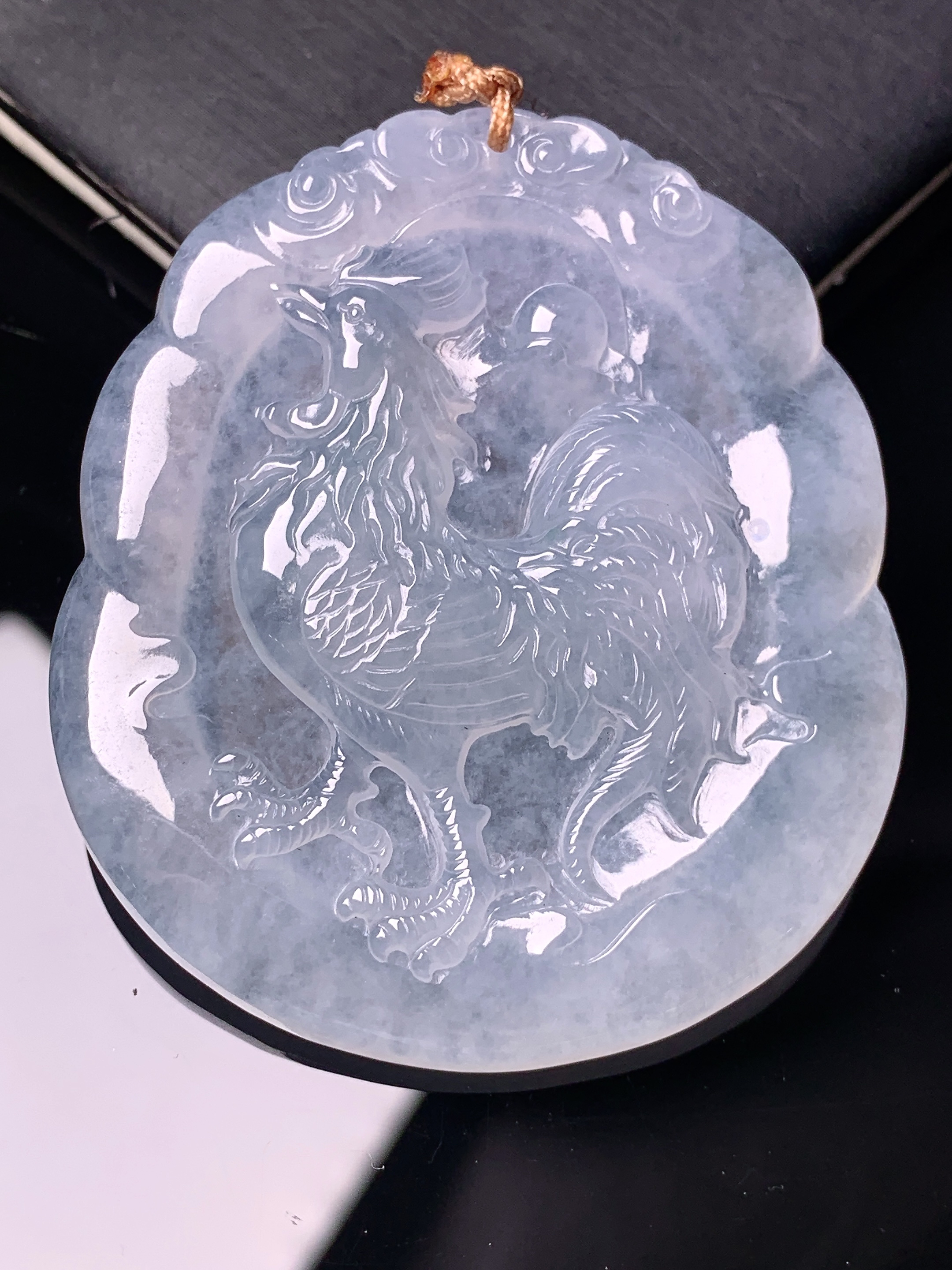 冰种生肖鸡吊坠 玉质细腻 色泽艳丽清新 水润亮眼 整体尺寸50.4*44*5.7 b2