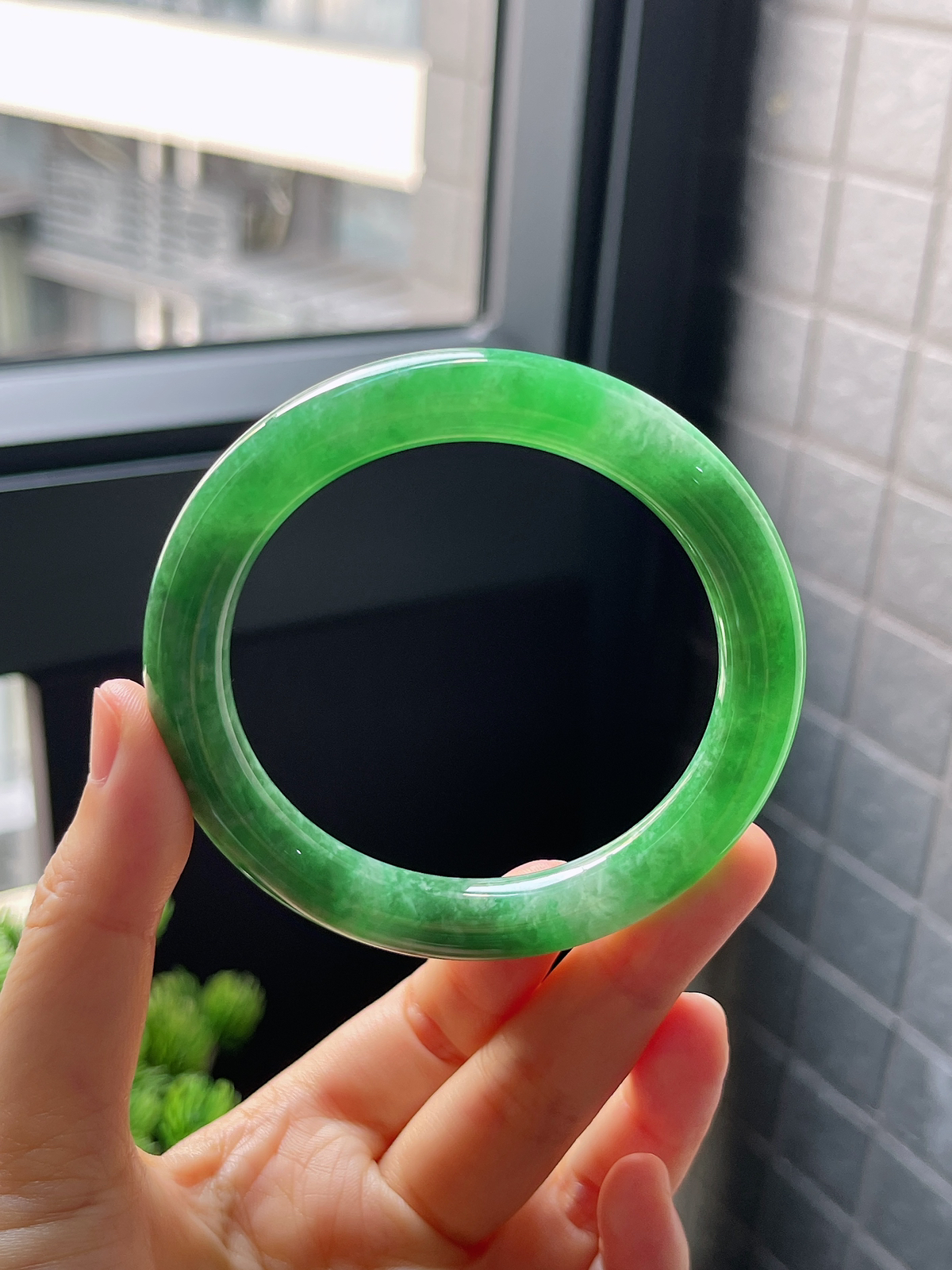 圈口56.1，糯化种满绿翡翠圆条手镯