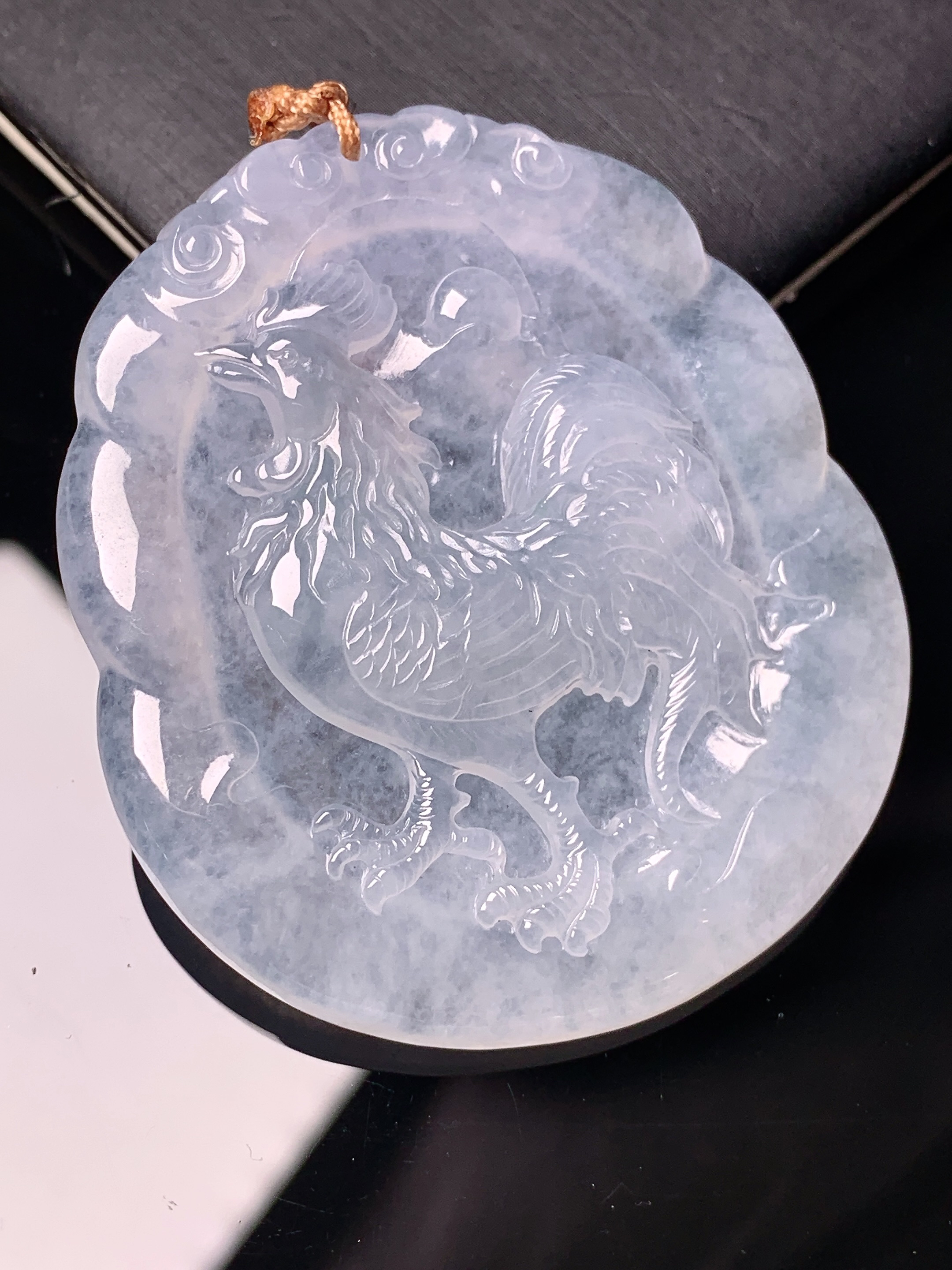 冰种生肖鸡吊坠 玉质细腻 色泽艳丽清新 水润亮眼 整体尺寸50.4*44*5.7 b2