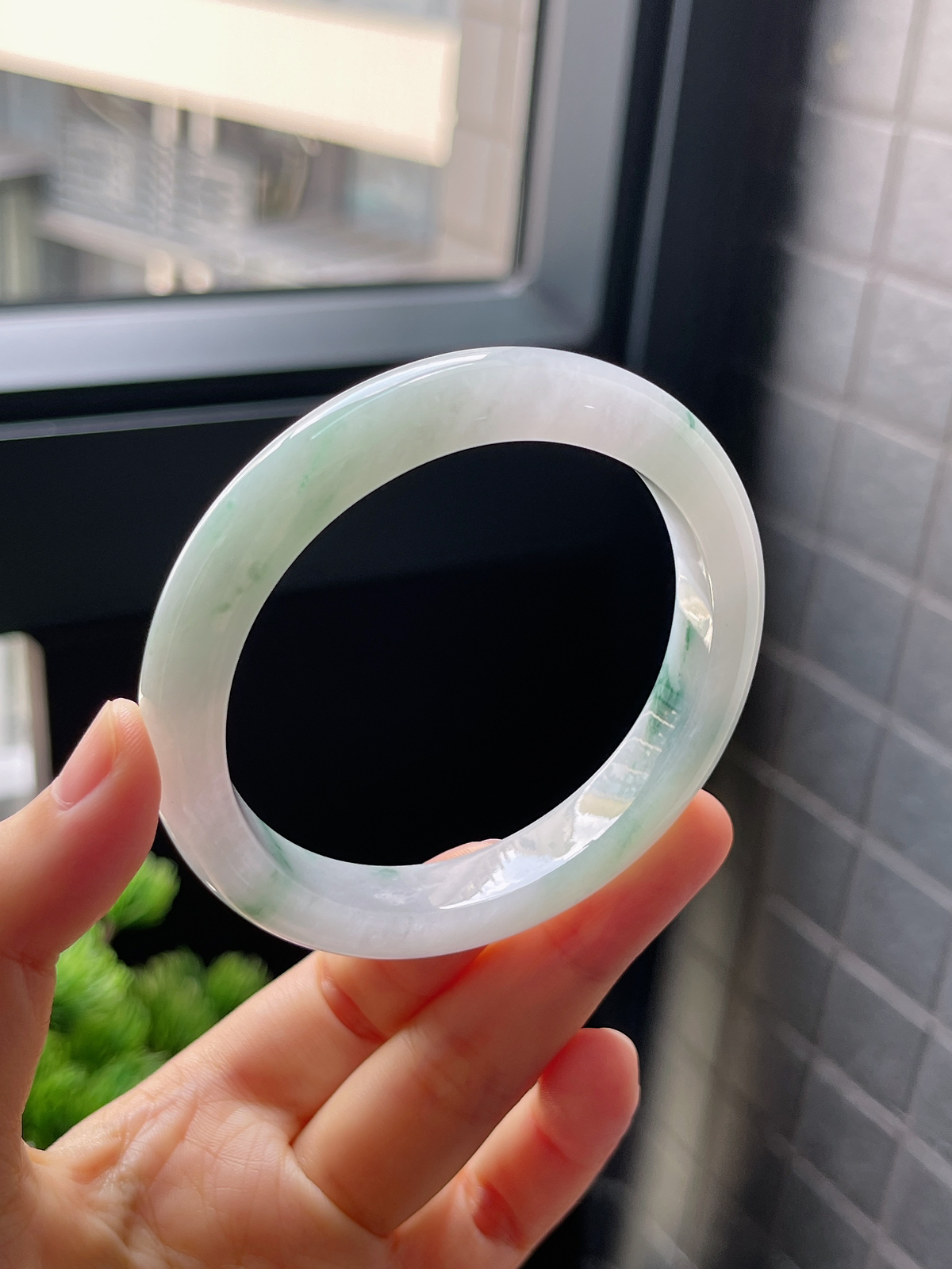 贵妃圈口56.5，冰糯种飘花翡翠正圈手镯