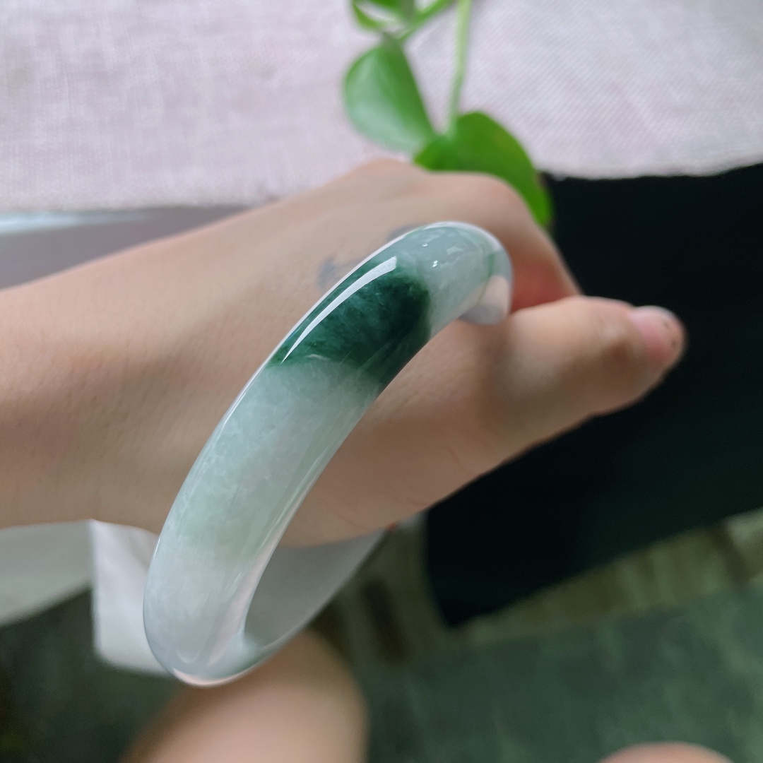 56.6/11.9/8.9，飘花正圈，有纹，白玉衬浓翠，如云雾山间落墨，清冷大气，写意美感十足，佩戴沉稳优雅。ss56099a