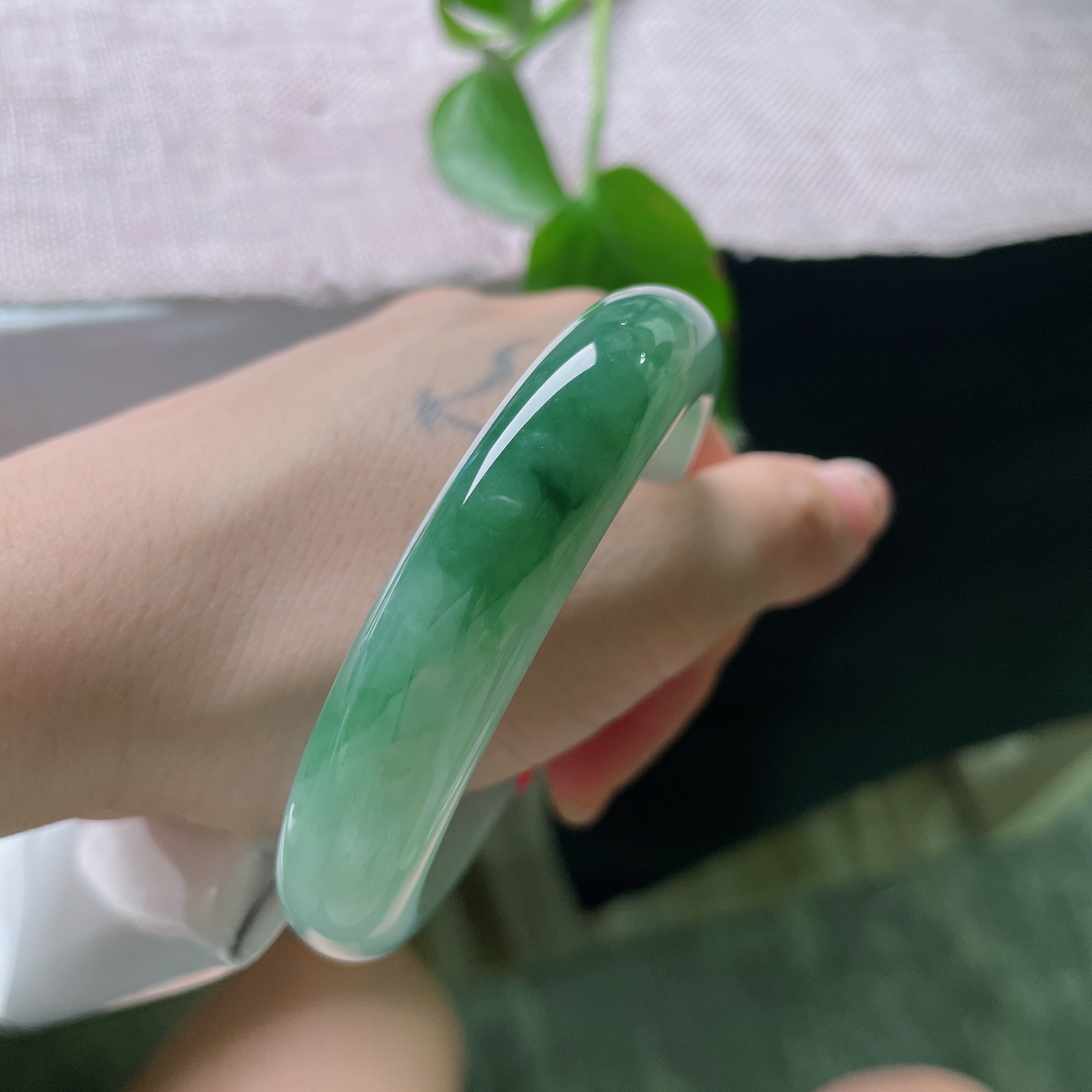 56.8/12.6/8.1，油青正圈，浅调柔青，通透清爽，色调柔和透亮，秀气轻盈，适合年轻女生，清爽减龄。 无裂，ss56053a