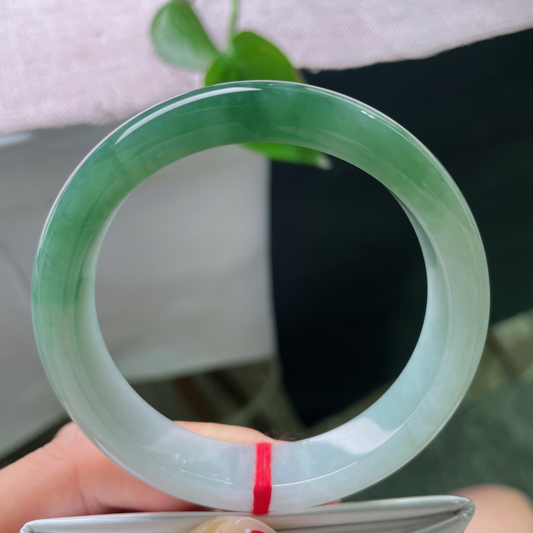 56.8/12.6/8.1，油青正圈，浅调柔青，通透清爽，色调柔和透亮，秀气轻盈，适合年轻女生，清爽