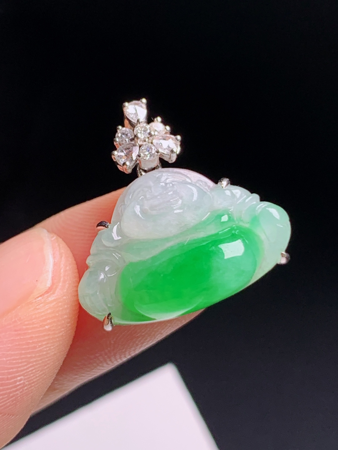 冰飘绿佛公吊坠，翠色明艳亮眼，品相饱满圆润，精致显贵