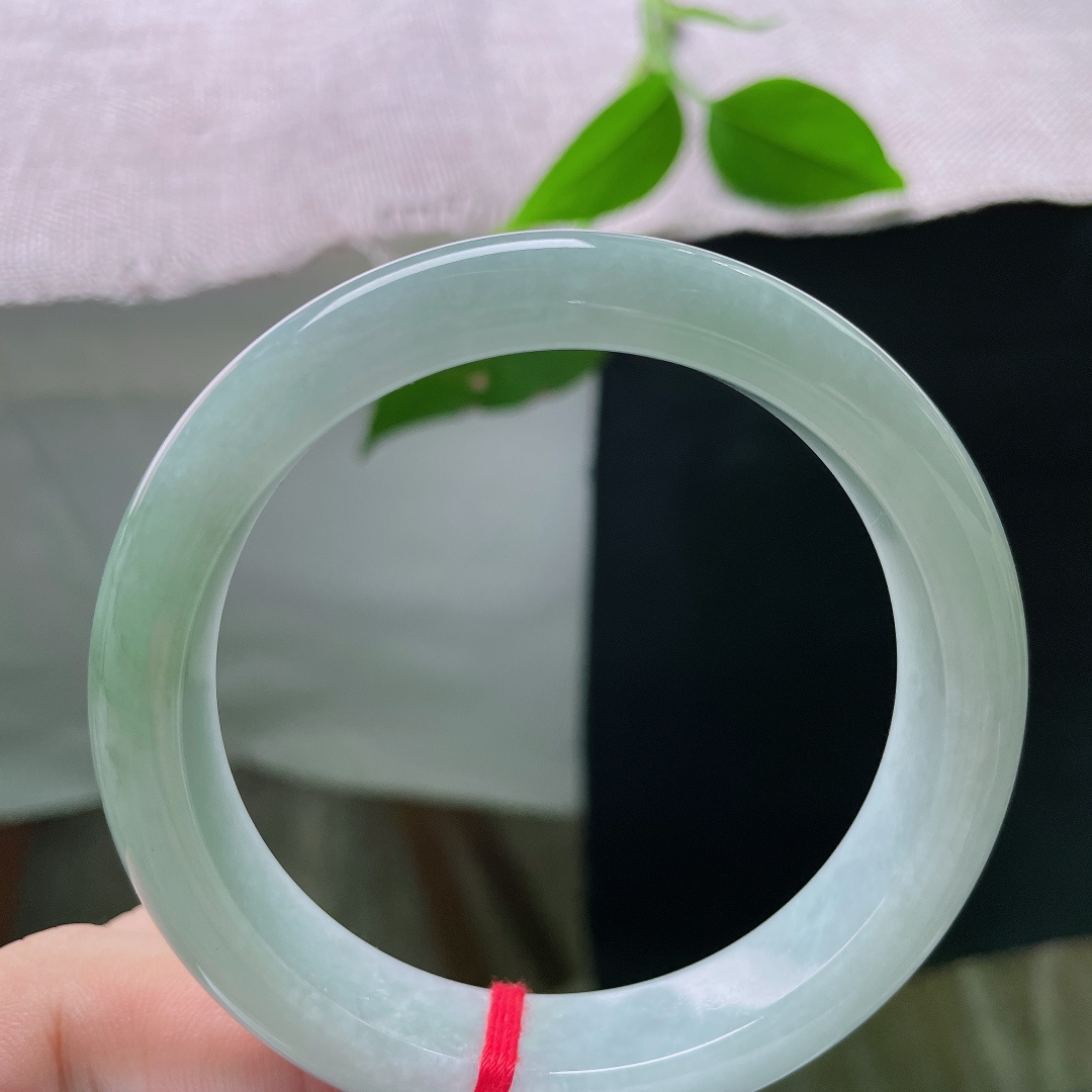 58.3/12.8/8.7，油绿正圈，有纹，玉肉细密紧实，色调过渡自然柔美。ss55999a