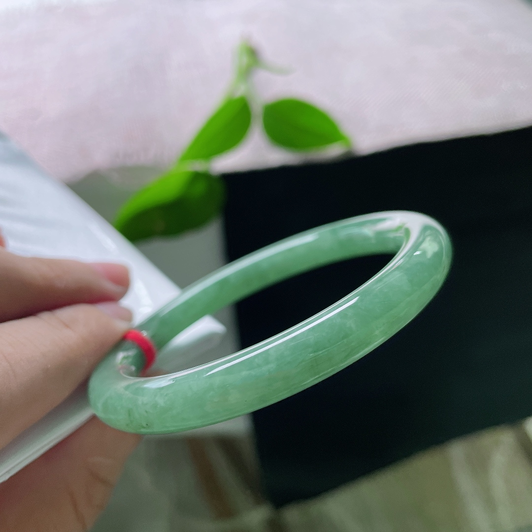 54.8/8.0，油青圆条，清油凝翠，雾青漫镯，触手温润细腻，抬手自带沉静氛围感，尽显低调东方风骨。无裂，ss55966a