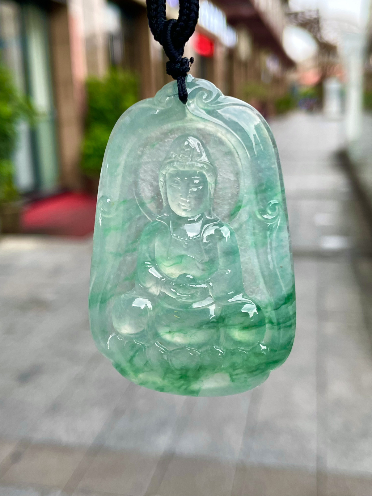 【冰种飘绿观音】雕刻的很可爱，种地非常好，细腻致密程度很高，纯净无瑕，冰感十足。