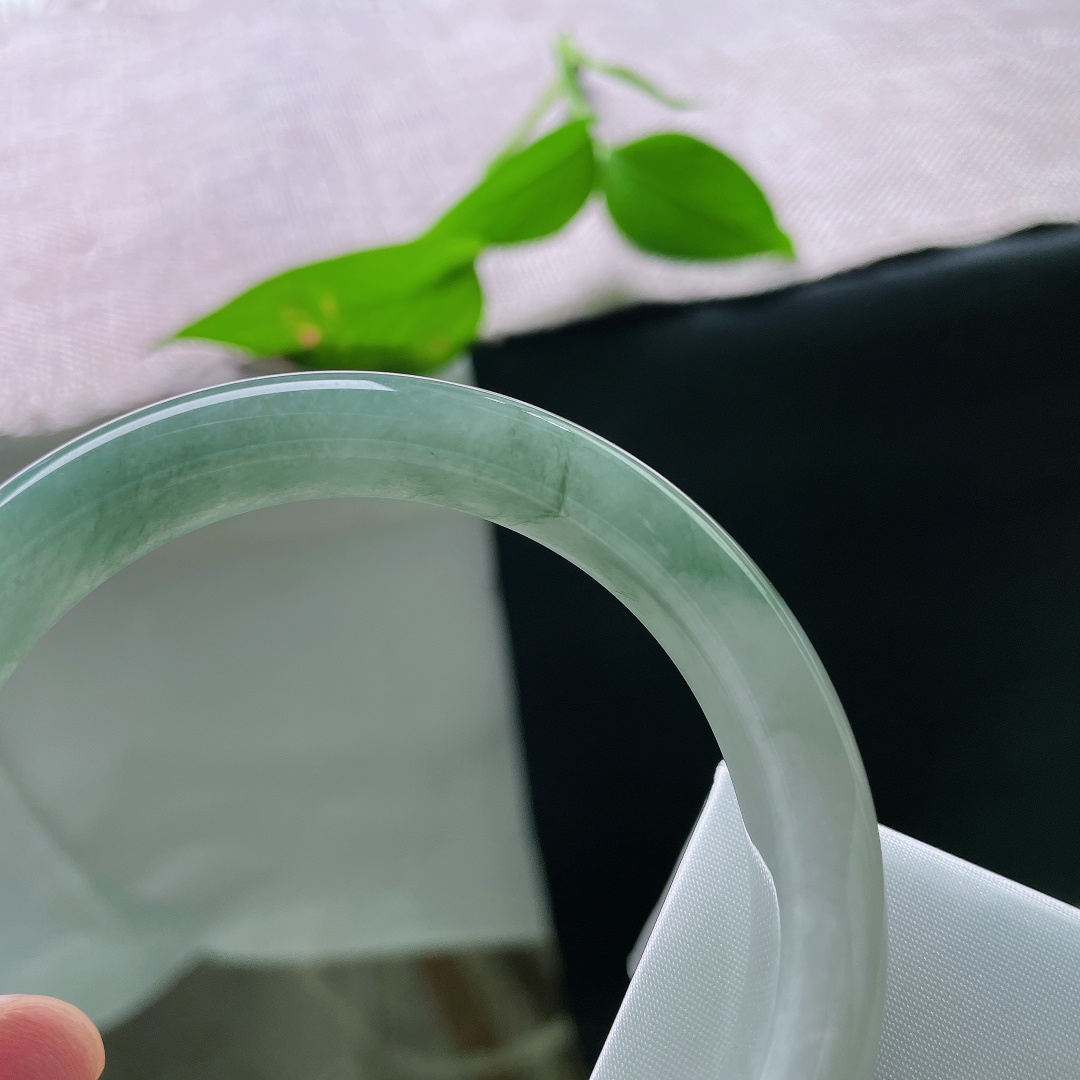 61.2/12.5/8.7，油绿正圈，皮纹，半山水意境如画，玉质细腻油润耐看。ss55995a