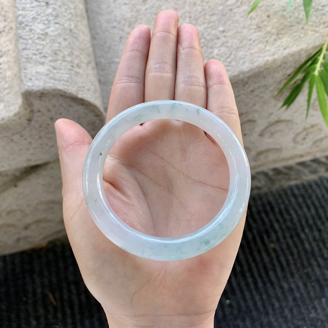 圆条53 54【圈口】54.8/8.5/8.8【编码】Q5072077【描述】糯冰飘花，水润，种老，细腻，打灯有絮线