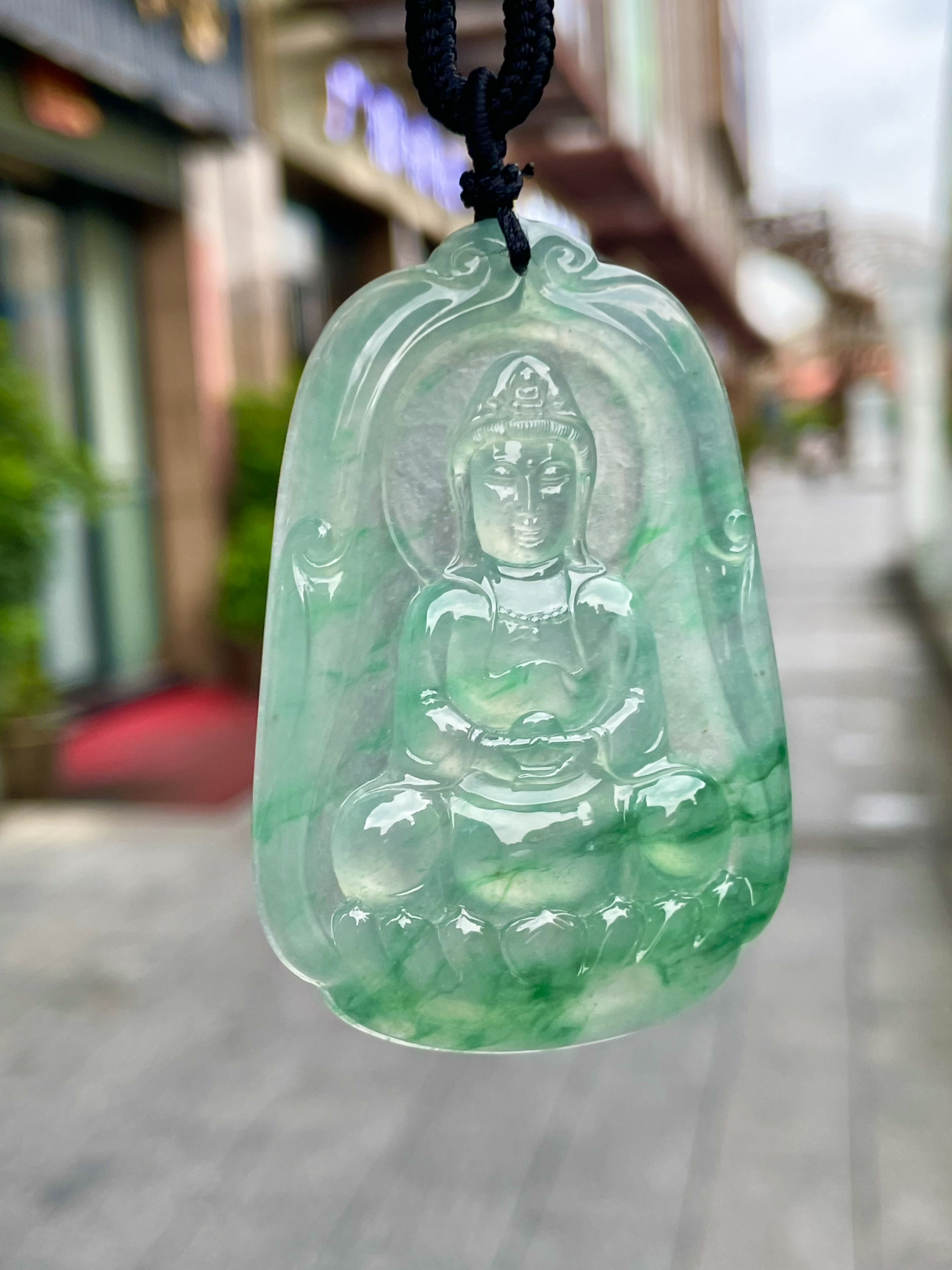 【冰种飘绿观音】雕刻的很可爱，种地非常好，细腻致密程度很高，纯净无瑕，冰感十足。