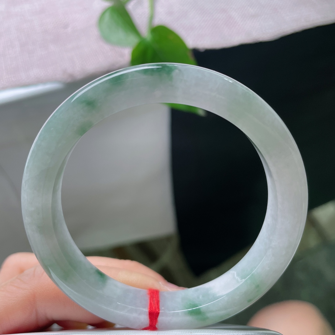 55.3/10.3/8.4，飘花正圈，有裂，冰玉凝白，碎花零星，清润种质衬点点绿意，素雅干净，腕间一