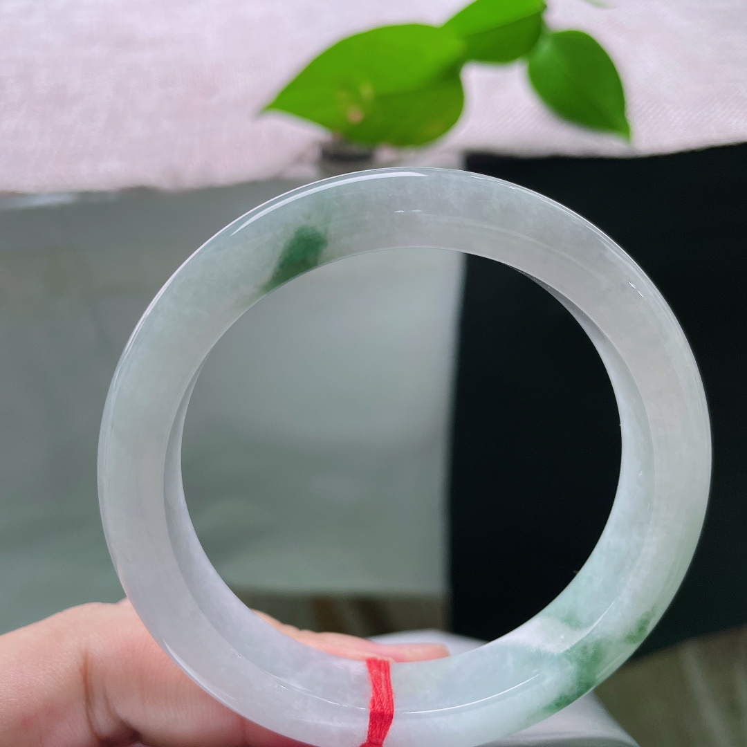 飘花正圈，一点晶体纹，柔和细腻，两簇鲜活翠色随性晕染，似青山落于素雪，绿意灵动自然。ss56084a