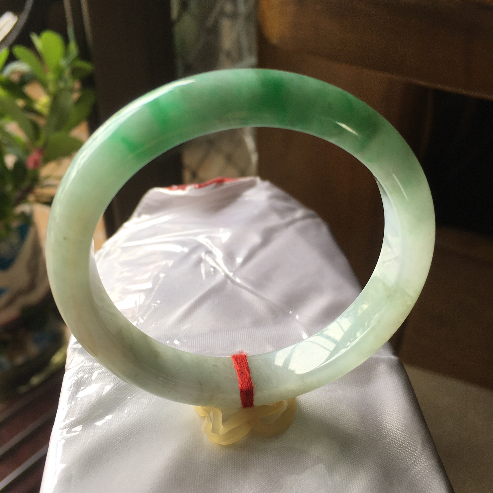 51.8圈口正圈飘绿手镯，版型正庄飘阳绿，质地细腻水润，自然光实拍，尺寸：51.8*10.2*7.2（毫米）手工测量略有误差