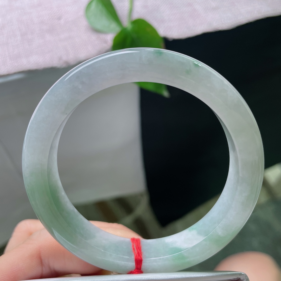 58.3/12/9，飘花正圈，一点皮纹，淡雅浅绿环绕镯身，宛若一池初春湖水澄澈明净。ss56090a