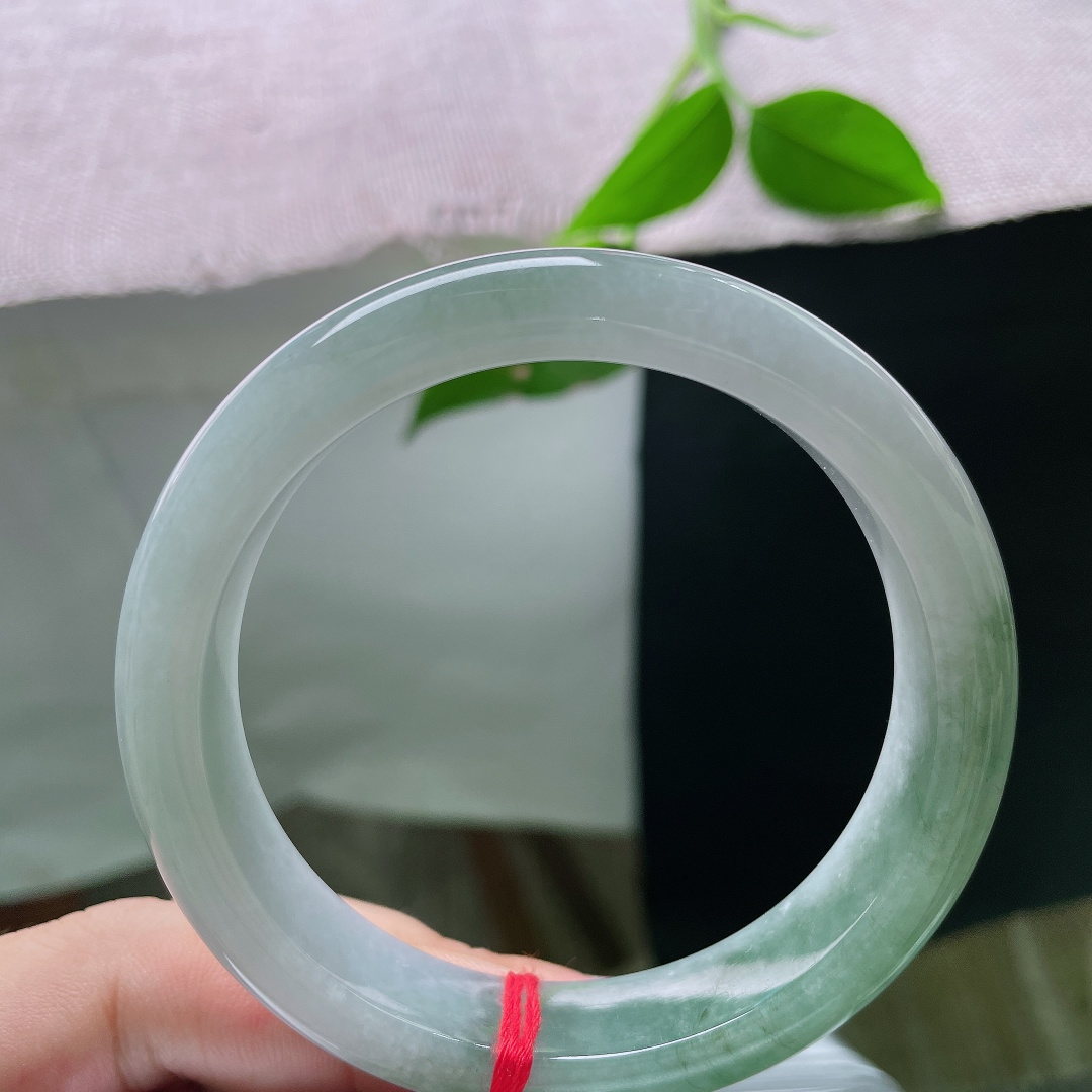 58.6/13/8.5，天然油青玉镯，自带细腻胶感，青调柔和匀净，素圈简约大气，衬女子从容温婉气质。 一点色线，ss55996a