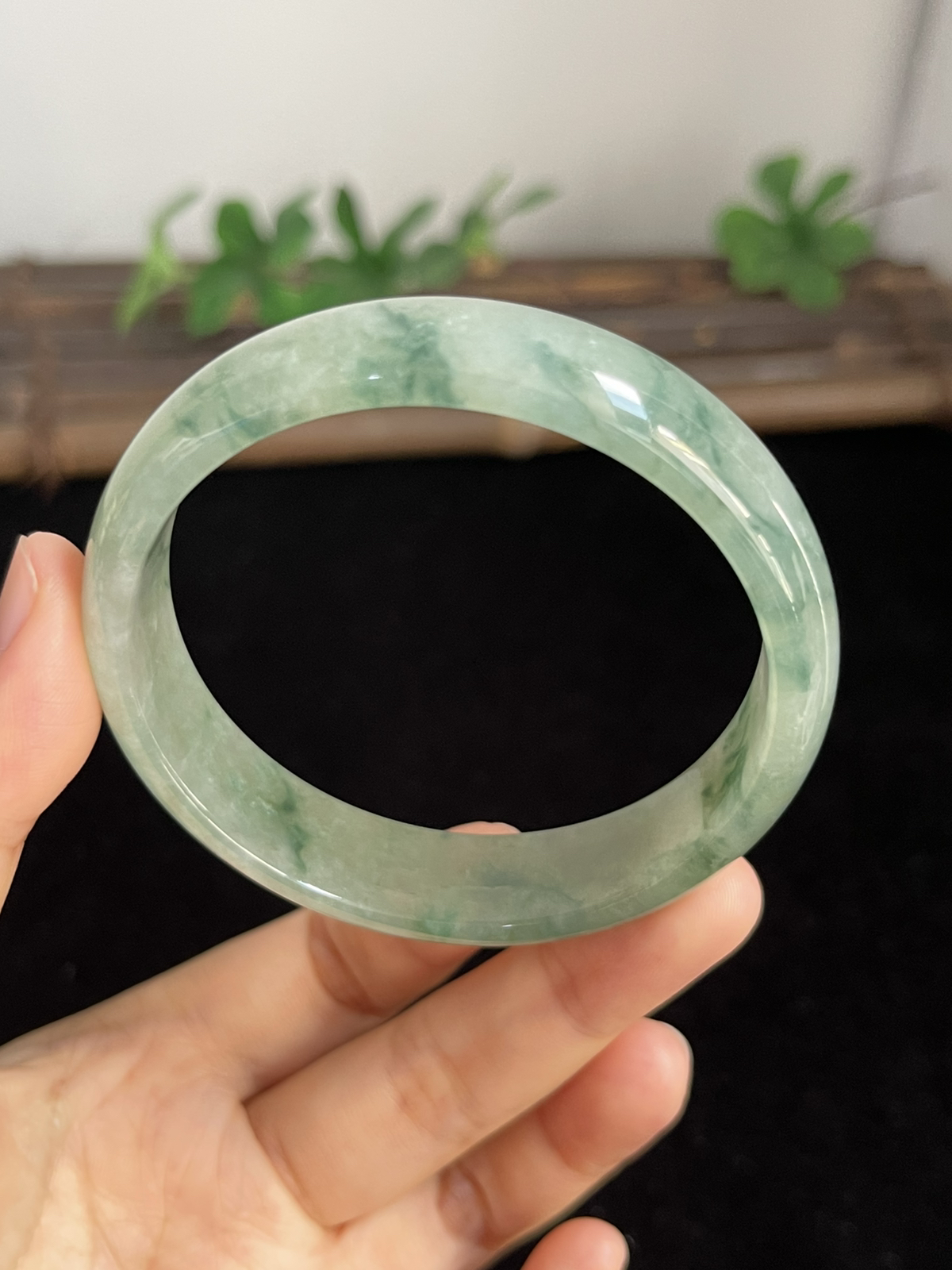 正圈57圈口，翡翠冰糯种飘绿手镯