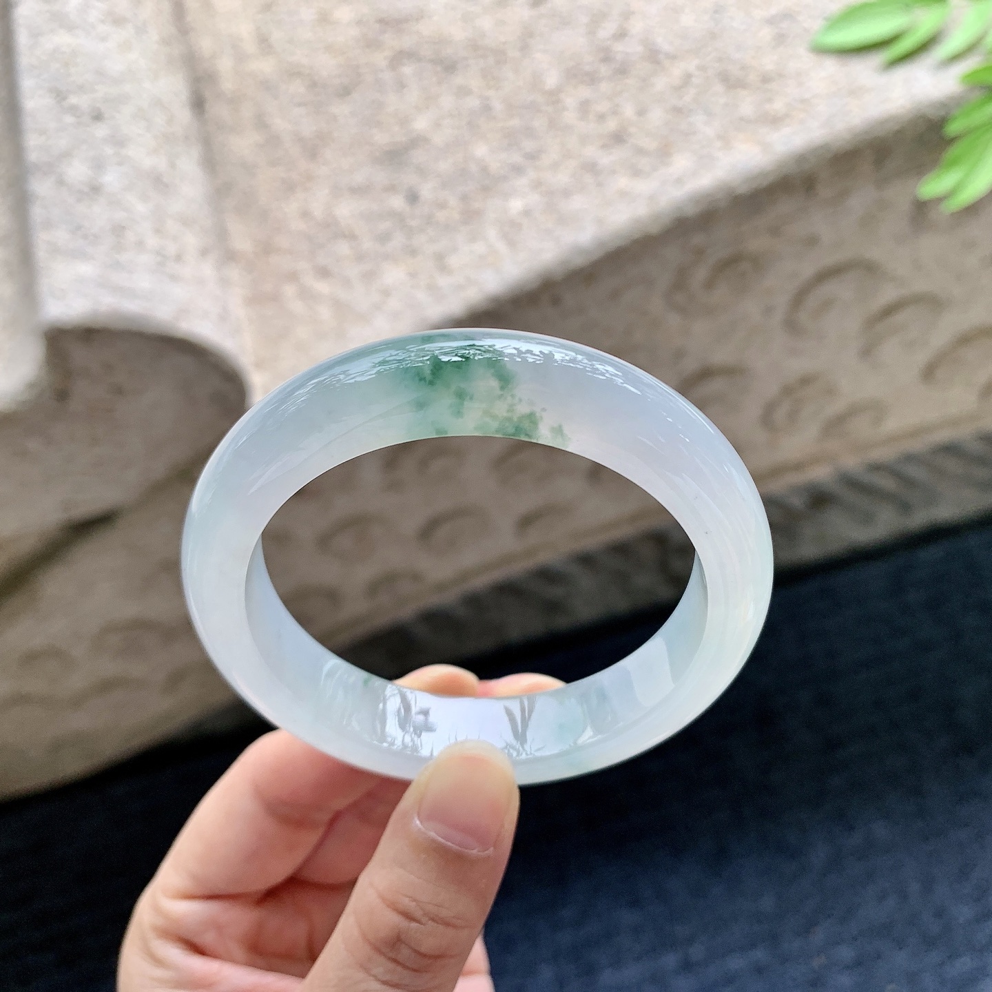 正圈53 54【圈口】54.8/12.4/8.3【编码】C11072203【描述】冰糯飘花，水润，种老，细腻，无裂