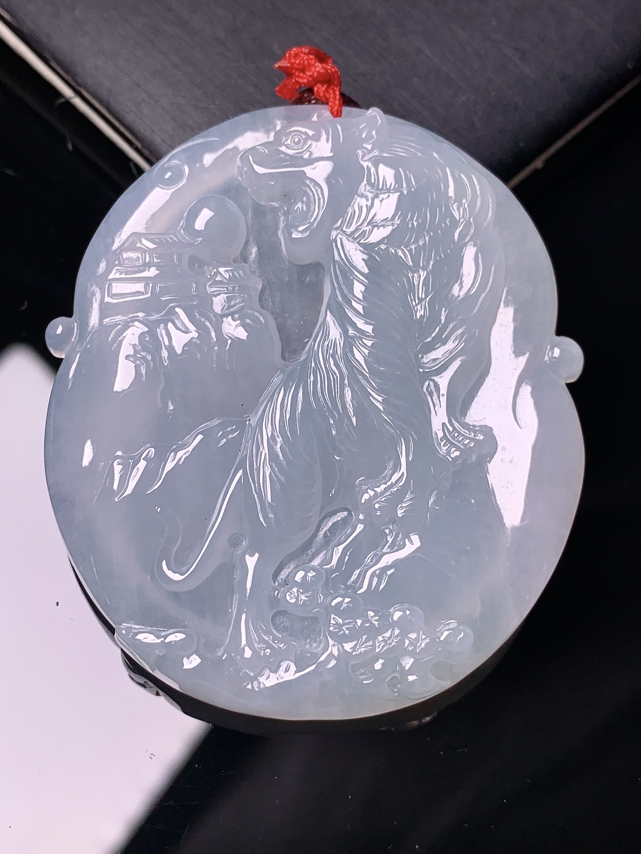 冰种生肖虎吊坠 玉质细腻 色泽艳丽清新 水润亮眼 整体尺寸49.3*42.8*6.2 b2