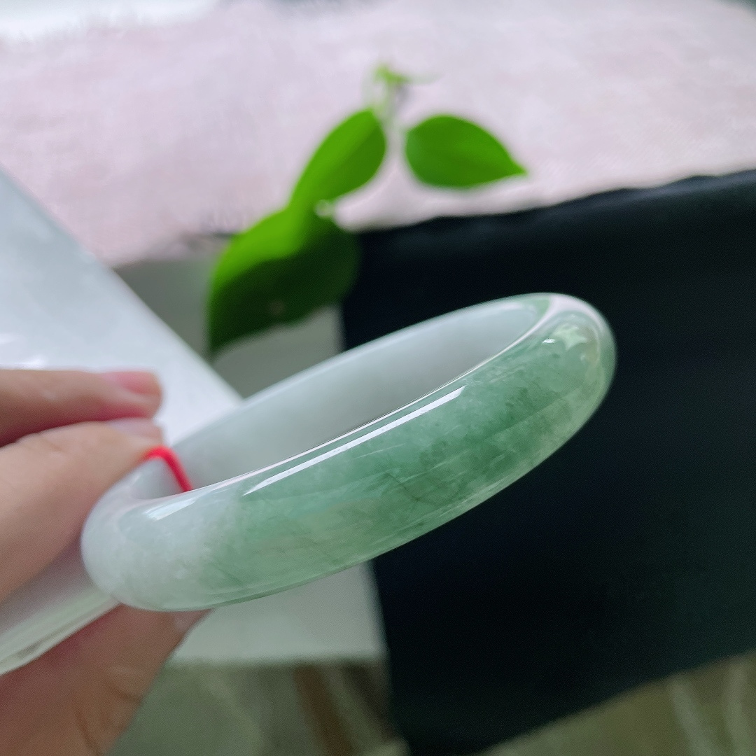 58.6/12.7/8.8，油绿正圈，有纹，一半云雪一半青峦，古典韵味温婉绵长。ss56003a