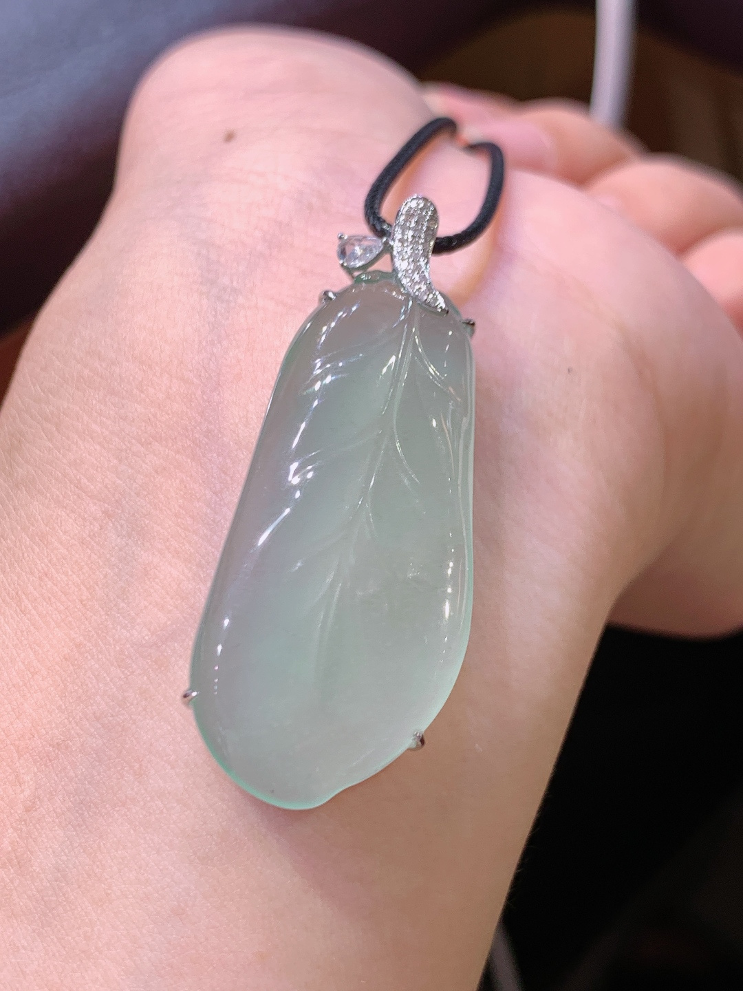 冰晴底树叶吊坠，水润柔和光泽内敛，简约钻镶设计，温婉日常百搭 裸石38.6-18.5-5 整体44.3 080717