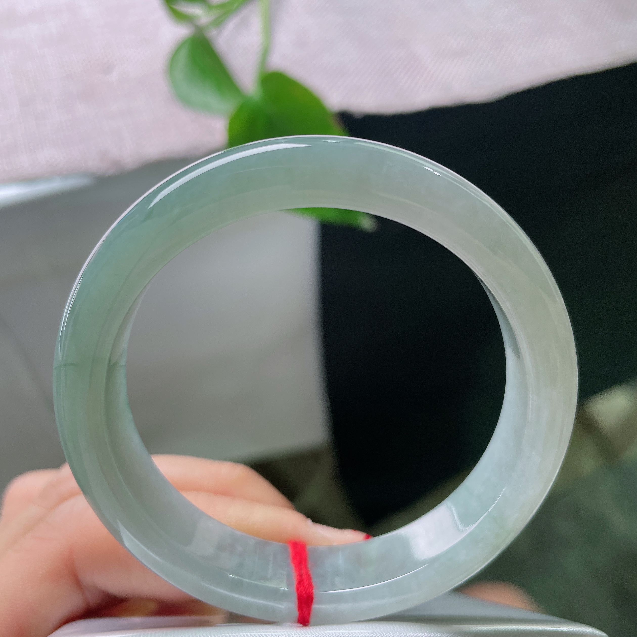 53/12/7.8，绿底正圈，无裂，种质老熟牢靠，质地紧实，越戴越油亮通透。ss56523a