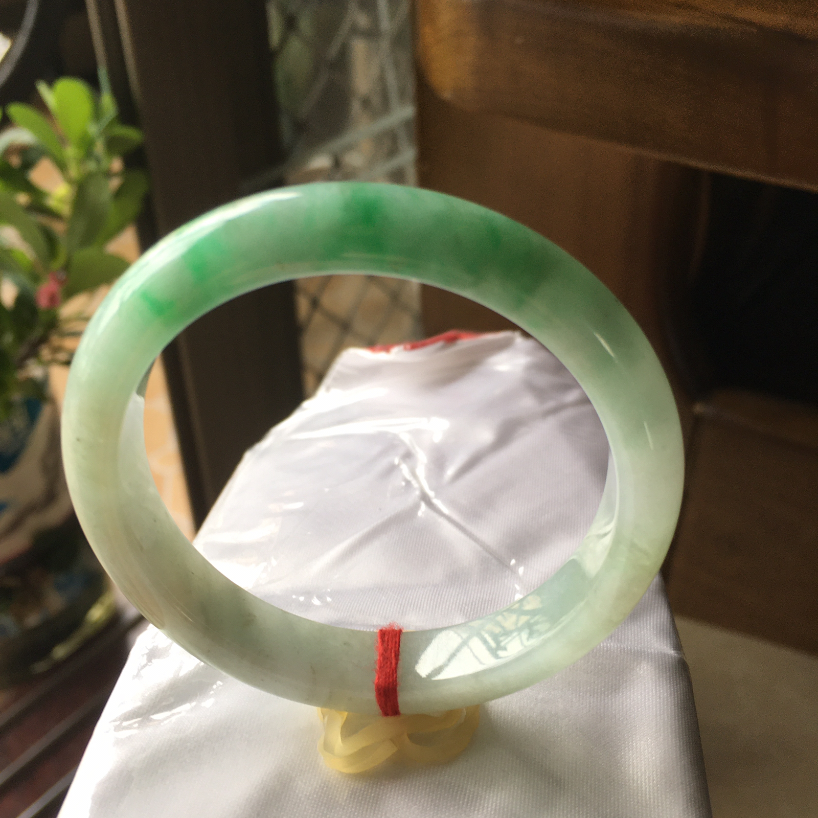 51.8圈口正圈飘绿手镯，版型正庄飘阳绿，质地细腻水润，自然光实拍，尺寸：51.8*10.2*7.2（毫米）手工测量略有误差