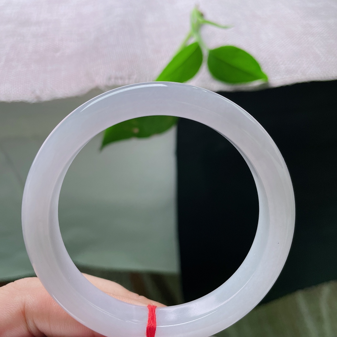 57.7/11.5/8.3，紫底正圈，凝一汪紫玉烟霞，绕一寸清瘦腕骨，淡紫氤氲，温润藏风雅，一点棉线