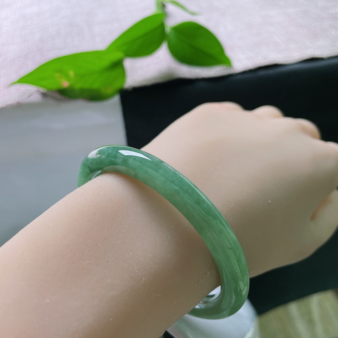 油青圆条，一点皮纹，满色清爽耐看，夏日佩戴冰爽怡人。ss55969a