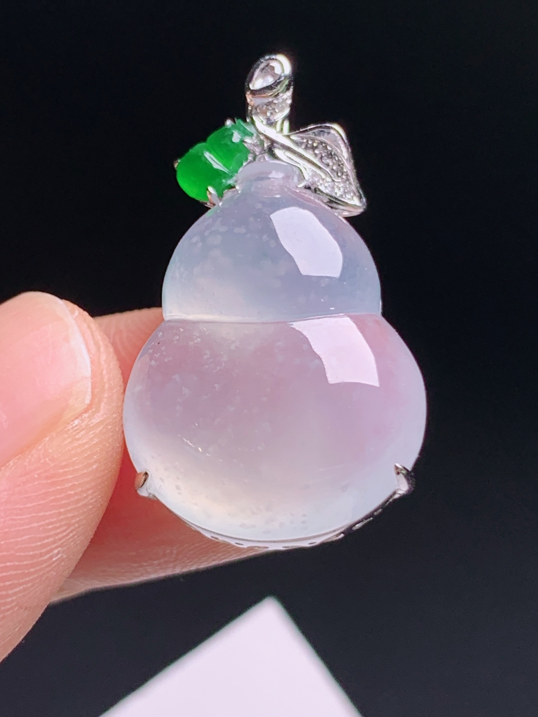 葫芦吊坠，雪花棉灵动飘逸，形制饱满圆润，福禄吉祥