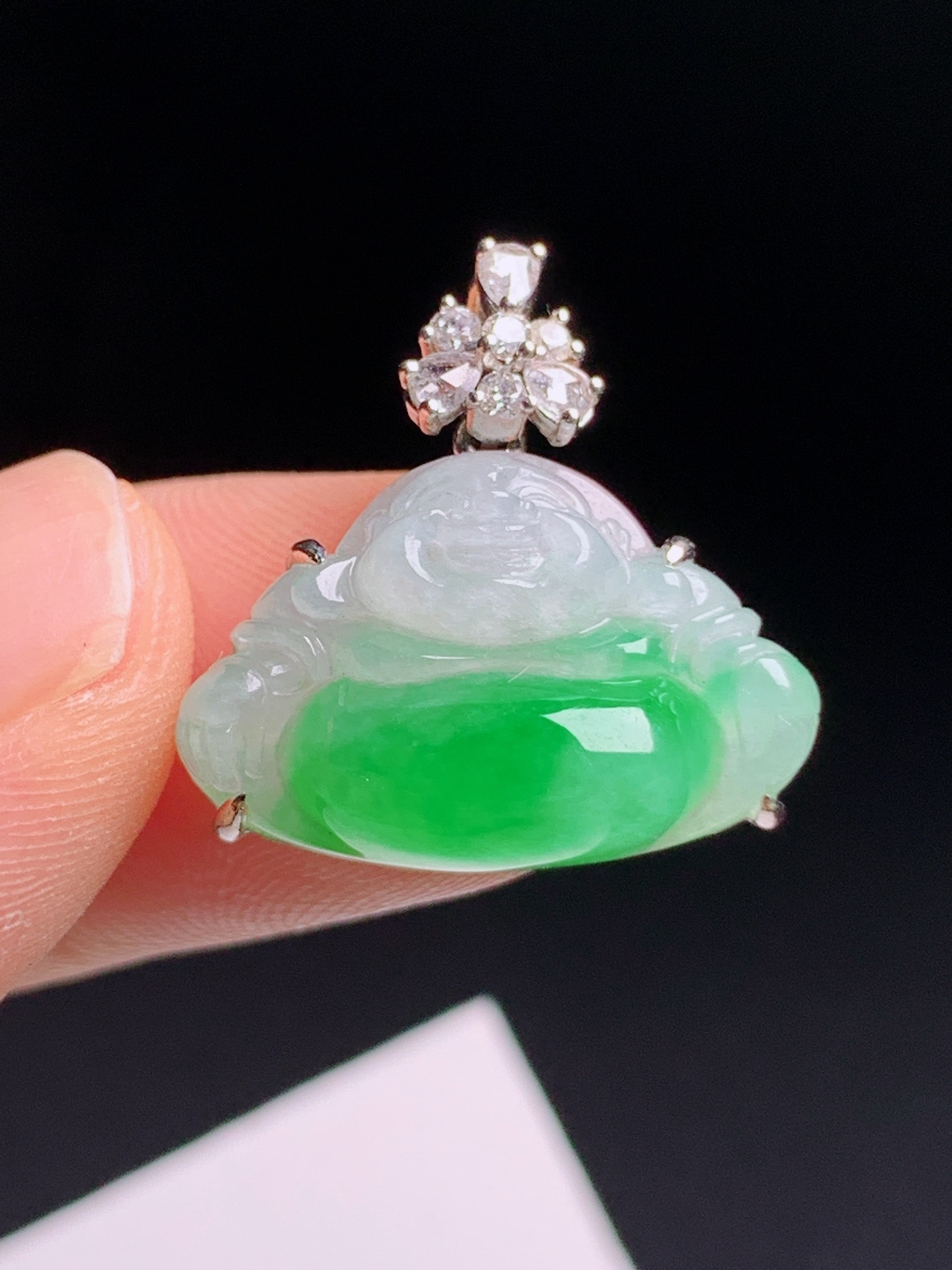 冰飘绿佛公吊坠，翠色明艳亮眼，品相饱满圆润，精致显贵