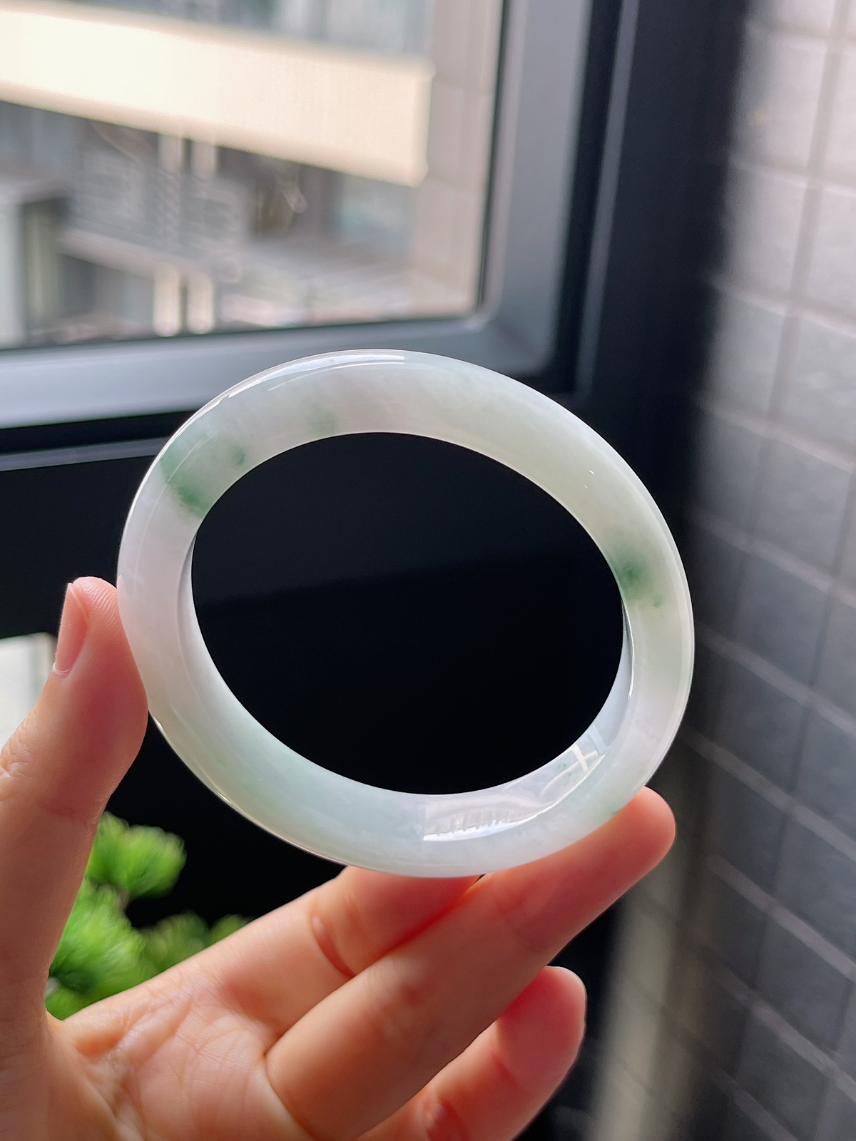 贵妃圈口56.5，冰糯种飘花翡翠正圈手镯